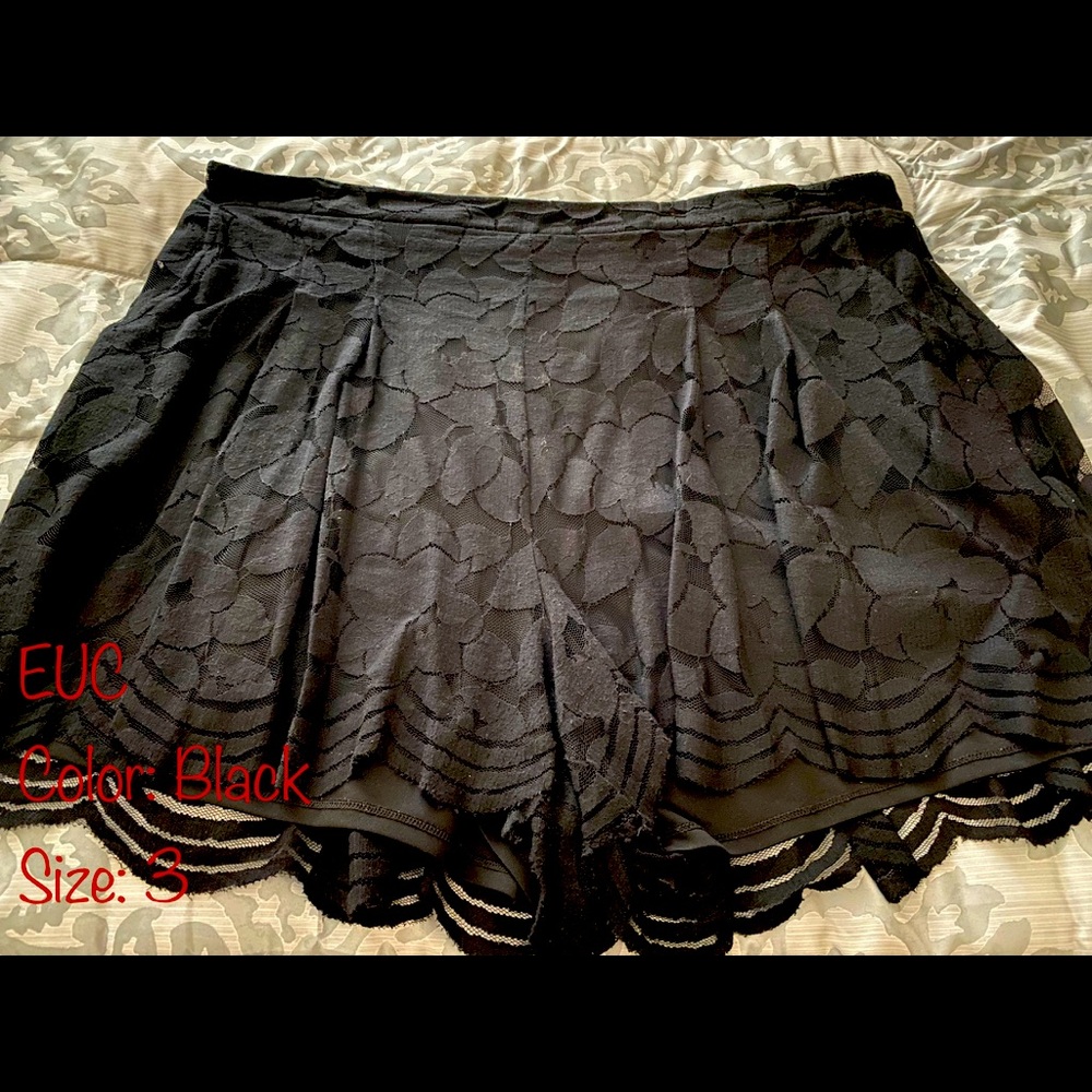 *EUC* Black Torrid Scalloped Shorts Sz: 3 🖤